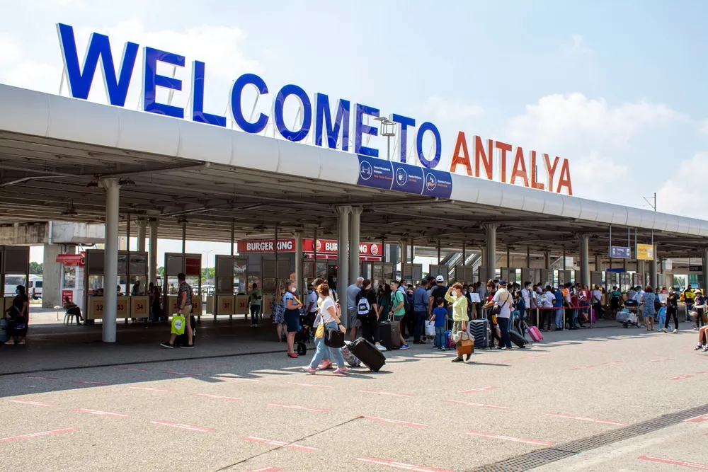 Antalya Havalimanı dış hatlar terminali, VIP transfer aracı için yolcu bekleme alanı.